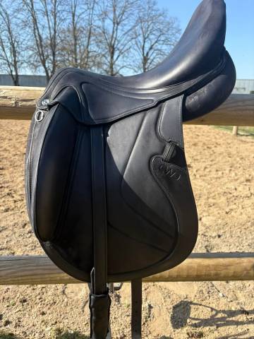 Selle de dressage CWD à vendre – Année 2024 – Taille 17