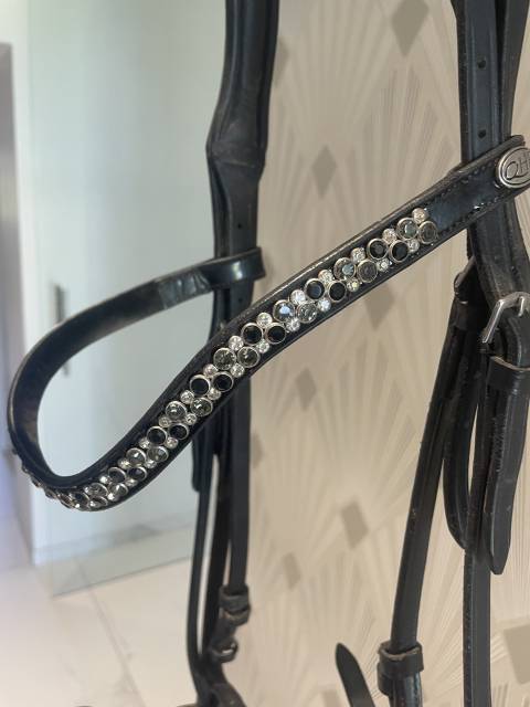 Joli bridon noir avec muserolle allemande laqu&eacute;e 