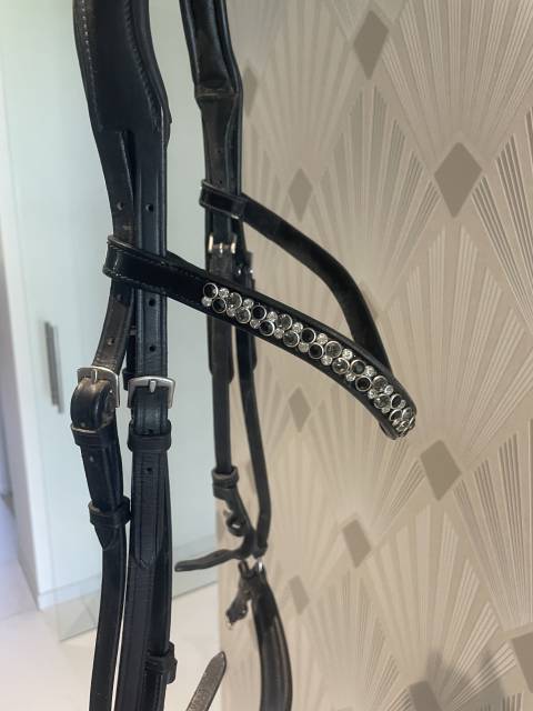 Joli bridon noir avec muserolle allemande laqu&eacute;e 