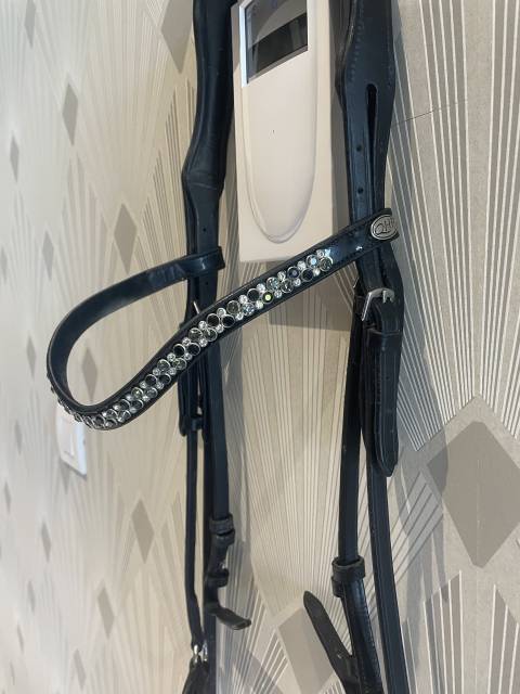 Joli bridon noir avec muserolle allemande laqu&eacute;e 