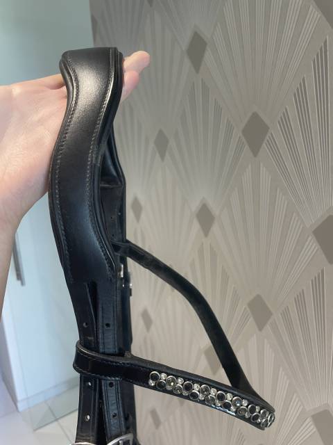 Joli bridon noir avec muserolle allemande laqu&eacute;e 