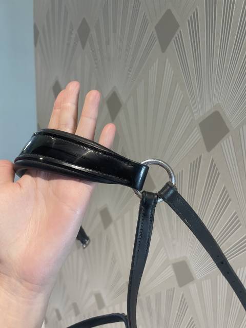 Joli bridon noir avec muserolle allemande laqu&eacute;e 