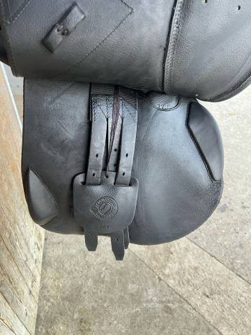 SELLE ANTARES SIGNATURE OBSTACLE 17,5" NOIRE DE 2024