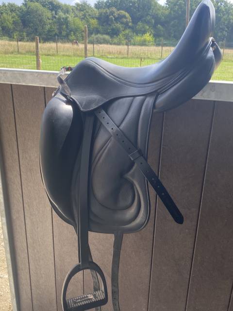 Selle de dressage noir 17.5 Antares 