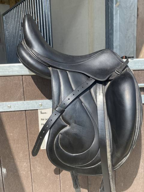 Selle de dressage noir 17.5 Antares 