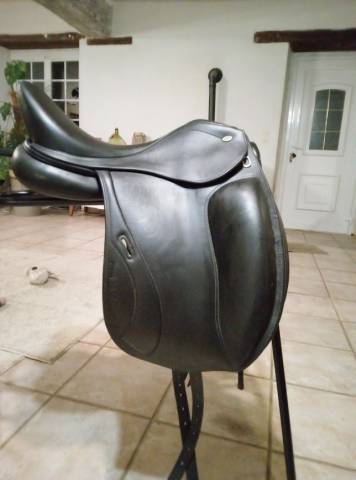 Selle dressage 17" Ikonic cuir luxe etat impeccable 