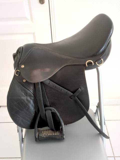Selle mixte Norton 16,5" cuir noir + étriers réglables