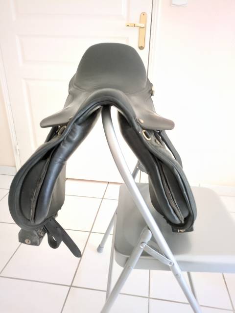 Selle mixte Norton 16,5" cuir noir + étriers réglables