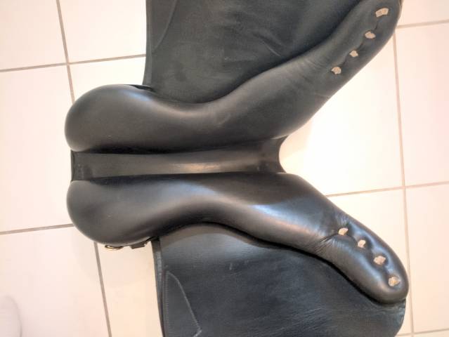 Selle mixte Norton 16,5" cuir noir + étriers réglables