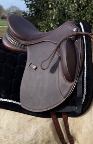 Selle de dressage quasi neuve Erreplus taille 17