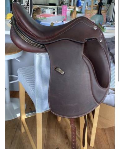 Selle de dressage quasi neuve Erreplus taille 17