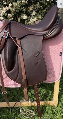 Selle de dressage quasi neuve Erreplus taille 17
