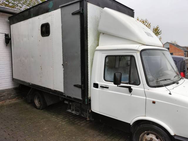 Camionnette pour le transport des chevaux : 3.000 €