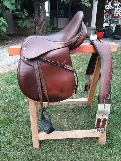 Selle mixte Horze 100% cuir v&eacute;ritable + accessoires com