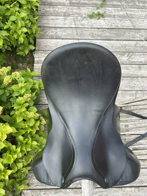 Selle de dressage  Prestige modèle Roma   17 pouces 