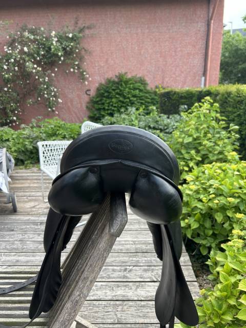 Selle de dressage  Prestige modèle Roma   17 pouces 