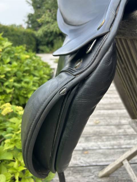Selle de dressage  Prestige modèle Roma   17 pouces 