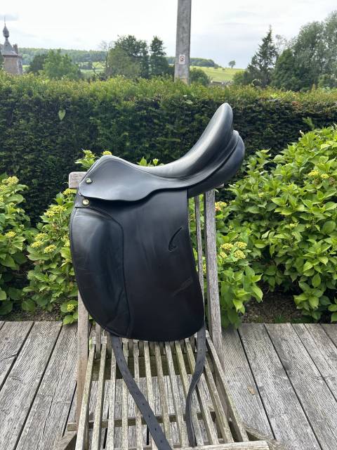 Selle de dressage  Prestige modèle Roma   17 pouces 