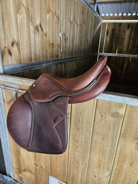 Selle cuir 17,5"
