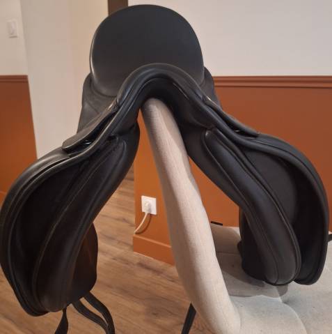 Selle de dressage Bates 17,5