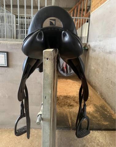 Selle de dressage Childéric DPL 17’5 pouces