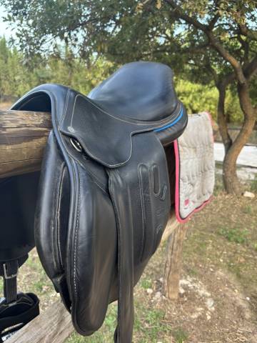 Selle GBS noire 18" – liseré bleu – très bon état