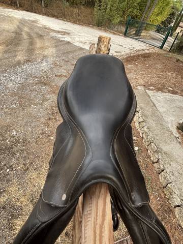 Selle GBS noire 18" – liseré bleu – très bon état