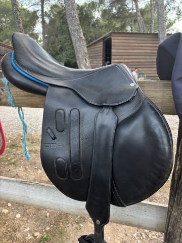 Selle GBS noire 18" – liseré bleu – très bon état