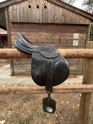 Selle GBS noire 18" – liseré bleu – très bon état