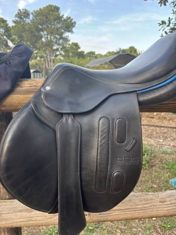 Selle GBS noire 18" – liseré bleu – très bon état