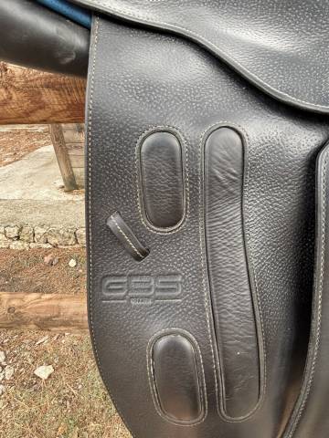 Selle GBS noire 18" – liseré bleu – très bon état