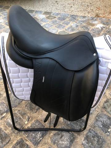 Selle dressage 17' - Marque Arion, gamme Atlas 