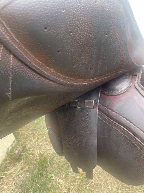 Selle cwd taille 17 