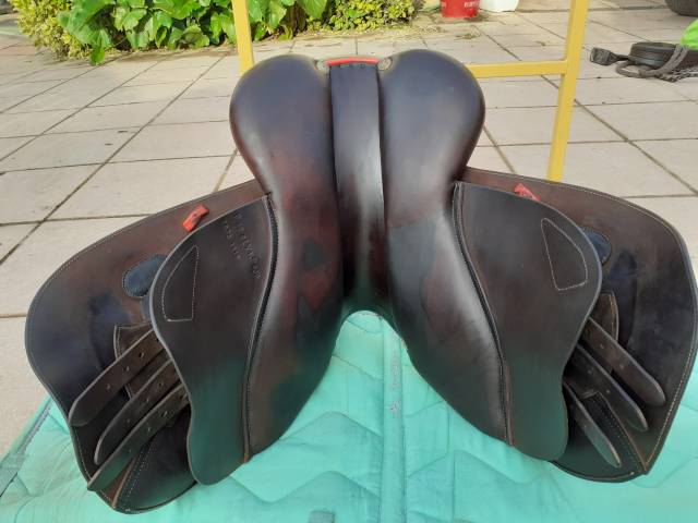 Selle GBS semi-creuse 17 pouces marron