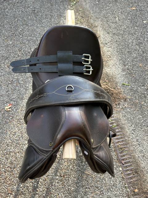 Selle Treadstone Auxonne 17″ + accessoires