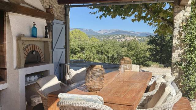 Belle villa avec vue panoramique et aménagements équestres