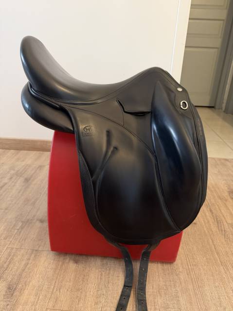 Selle dressage devoucoux makila Lab 17”5