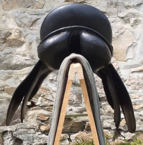 Selle en cuir noire taille 17,5