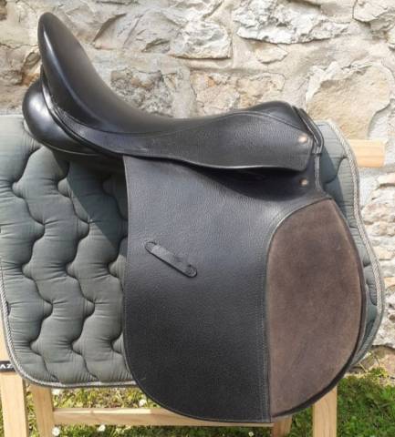 Selle en cuir noire taille 17,5