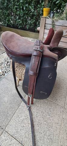 Selle amazone entièrement équipée 