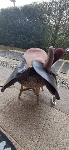 Selle amazone entièrement équipée 