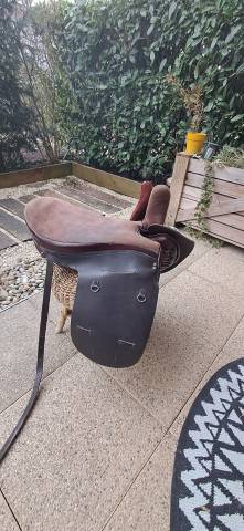 Selle amazone entièrement équipée 