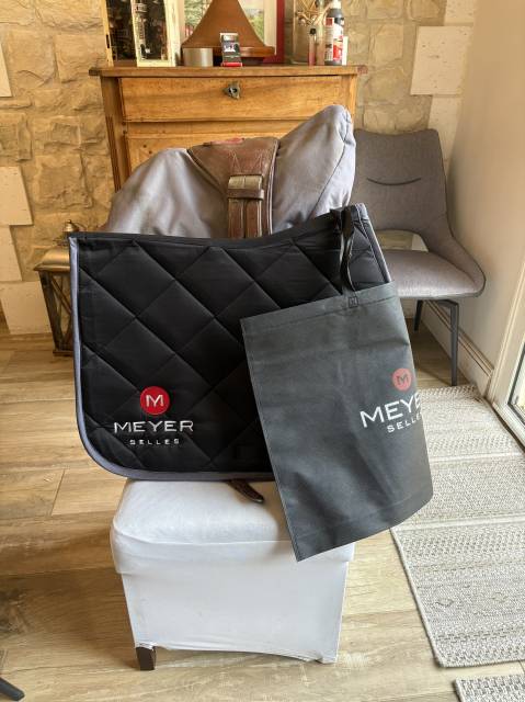 Selle Meyer de 2023. Taille de siège : 17