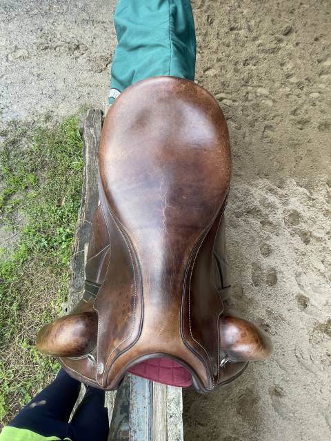 Selle de dressage Forestier modèle aachen  17 pouces 