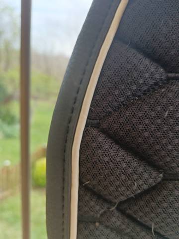 Tapis fouganza Noir avec des liseré blanc