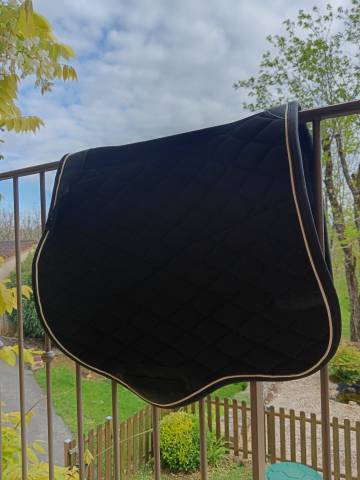 Tapis fouganza Noir avec des liseré blanc