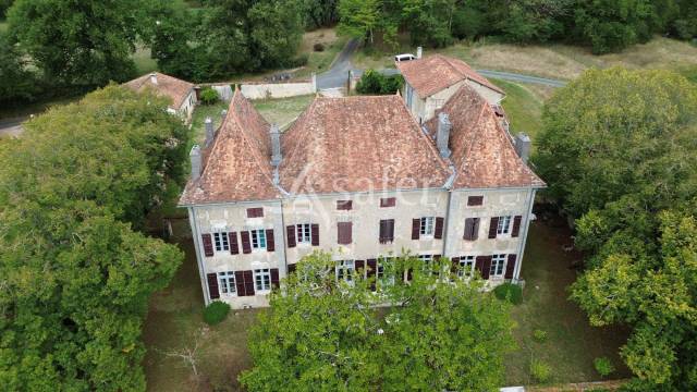 Maison de maître et gîtes sur 11ha en Périgord vert