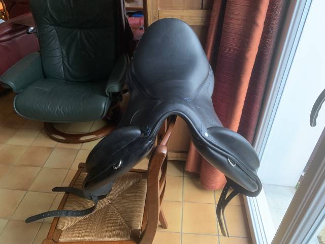 Vends selle de dressage Manta.