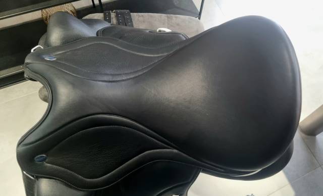 Selle dressage Ikonic Light monoquartier 17"