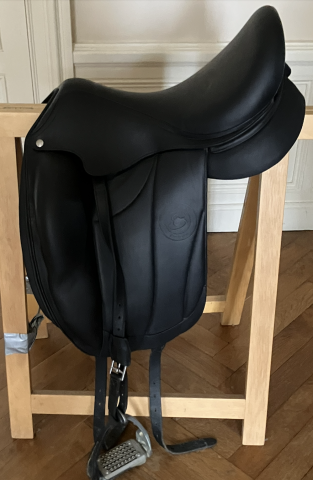 Vends selle dressage AAchen 175 noire état impeccable
